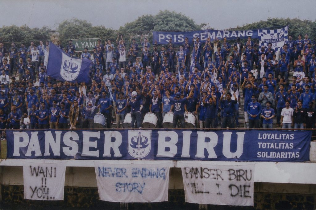 Membangun Identitas